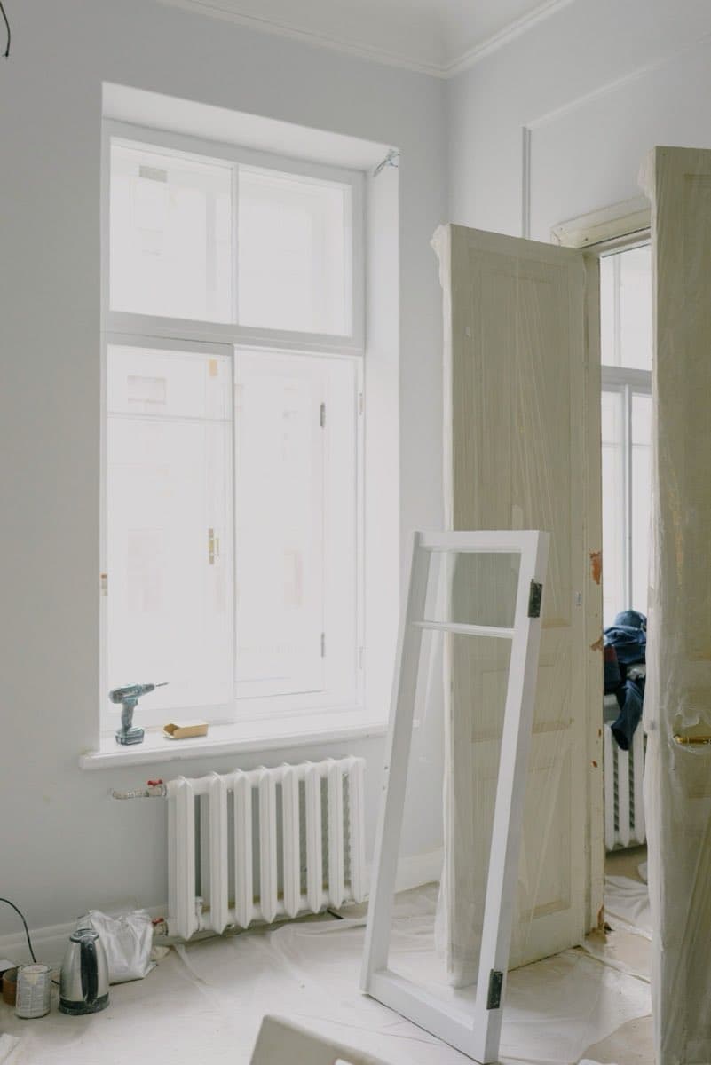 Rénovation complète en cours, menuiseries protégées